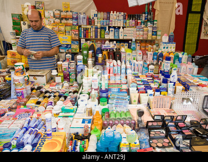 Mercato Drug Store un negoziante contano i soldi mentre circondato da una farmacia completa in un mercato di Istanbul Foto Stock