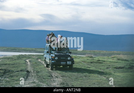 Toyota Landcruiser su un game drive nel cratere di Ngorongoro Tanzania Africa orientale Foto Stock