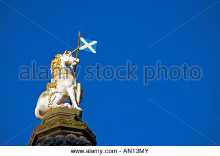 Unicorn ornamentali, Mercat Cross, Royal Mile di Edimburgo in Scozia Foto Stock
