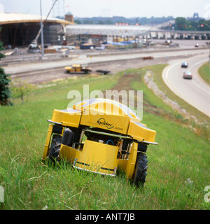 Un controllo remoto industriale taglierina di erba vicino al Ponte di Pace Fort Erie Ontario Canada Foto Stock