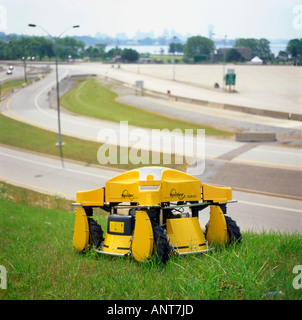 Un controllo remoto industriale taglierina di erba vicino al Ponte di Pace Fort Erie Ontario Canada Foto Stock