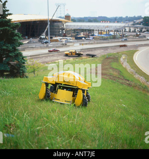 Un controllo remoto industriale taglierina di erba vicino al Ponte di Pace Fort Erie Ontario Canada Foto Stock