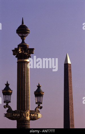 L'obelisco e lampade in Paris Place de la Concorde Parigi Francia Foto Stock