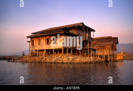 Casa su palafitte. Lago Inle, Stato Shan, Myanmar (Birmania). Foto Stock