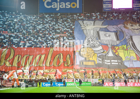 Grande tifo realizzato da Biris, Sevilla FC ventilatori radicale. Foto Stock