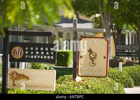 Degustazione di vino segni in Los Olivos Santa Ynez Valley vicino a Santa Barbara in California Foto Stock