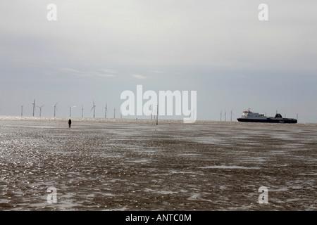 Traghetto passato in barca a vela un altro posto figura sculture sulla spiaggia da Anthony Gormley a Crosby Liverpool England Foto Stock