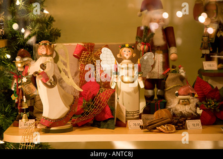 Gli angeli di natale in vendita a Norimberga Mercatino di Natale, Germania Foto Stock