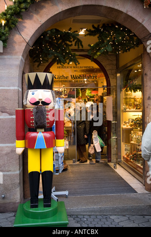 Uomodimensione schiaccianoci di fronte a un negozio Foto Stock