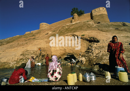 Il turkmeno e donne curde la raccolta dell'acqua da un pozzo vicino castello di Telafer Iraq Foto Stock
