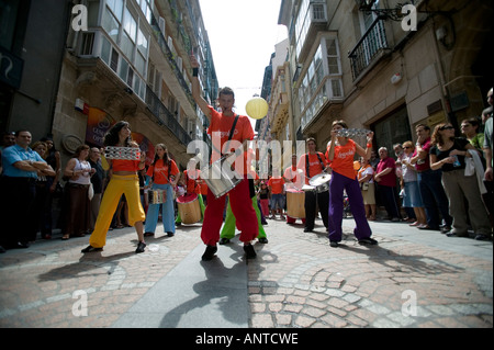 Membri del Grupo danza di perfusione balli di gruppo nelle strade del Casco Viejo Bilbao Basque Country Spagna Foto Stock