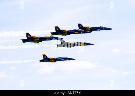 Il Blue Angels F/A-18 calabroni volare in formazione serrata, mantenendo 18' wingtip-separazione tettoia Foto Stock