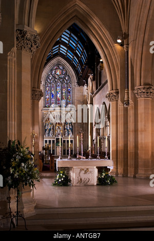 Abbazia di San Michele e Tutti gli Angeli Belmont Hereford Inghilterra altare dalla navata attraverso il coro e la finestra orientale Foto Stock