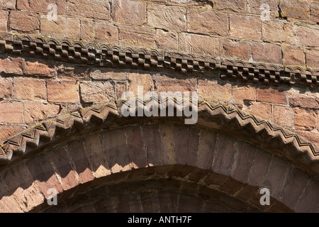 Il priorato di chiesa di San Pietro e di San Paolo Leominster. Dettaglio sopra porta facciata ovest con zig-zag bandeau e design di billette Foto Stock