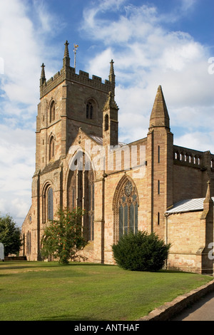 Il priorato di chiesa di San Pietro e di San Paolo Leominster Herefordshire Inghilterra facciata ovest dal Sud Foto Stock