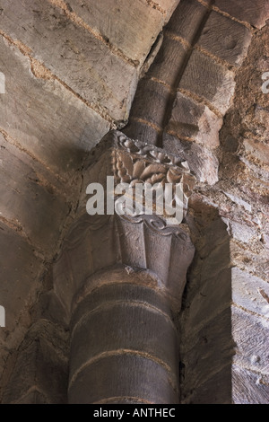 Il priorato di chiesa di San Pietro e di San Paolo Leominster dettaglio Lt lato nord capitale superiore e abacus sulla faccia interna della finestra occidentale Foto Stock