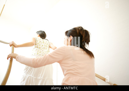 Due giovani donne salendo le scale Foto Stock
