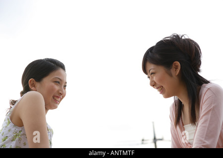 Due ragazze sorridenti Foto Stock