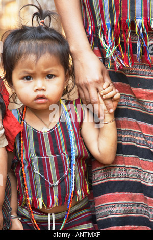 Bambino tribali che indossa gli abiti tradizionali Foto Stock