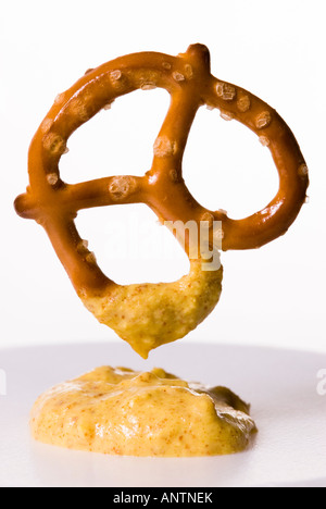 Una cotta al forno Pretzel intrecciata con una mostarda di rafano dip Foto Stock