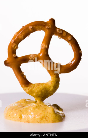 Una cotta al forno Pretzel intrecciata con una mostarda di rafano dip Foto Stock