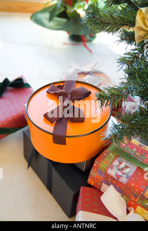 I regali di Natale sotto agli alberi Foto Stock