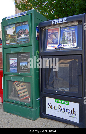 Quotidiano distributori automatici su un angolo di strada in una città statunitense Foto Stock