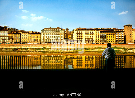 Guardando attraverso il fiume Arno, Firenze, Italia Foto Stock