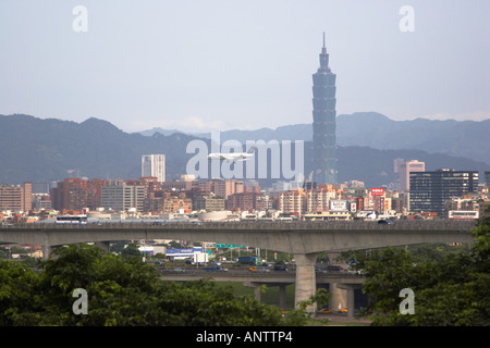 Aereo di fronte a Taipei 101 Foto Stock