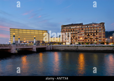 KURSAAL centro da Rafael Moneo e ZURRIOLA PROMENADE DI DONOSTIA SAN SEBASTIAN CITTÀ GUIPUZCOA EUZKADI SPAGNA Foto Stock