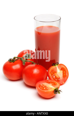 Bicchiere di succo di pomodoro con pomodori su sfondo bianco Foto Stock