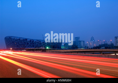 Auto sentieri di luce presso lo Stadio Nazionale di Pechino 2008 sede olimpica di Pechino CINA Foto Stock