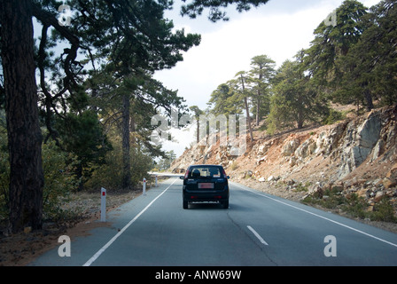 La guida lungo la strada in Monti Troodos Foto Stock