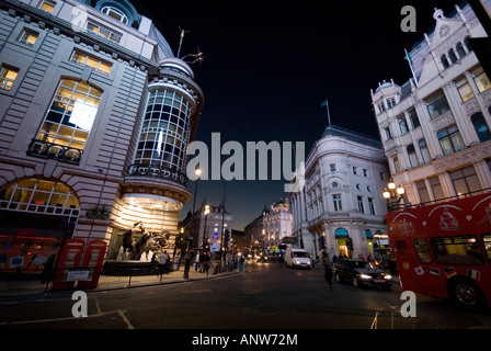 Piccadilly Circus e Helios Statua fontana del cavallo di Londra di notte Foto Stock