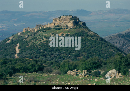 Israele Galilea superiore Galilea panhandle Nimrod crusader fort vista da lontano con le colline circostanti e la valle in bkgd Foto Stock