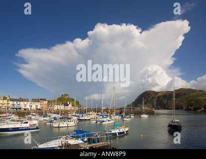 Barche e yacht in porto verso Hillsborough sulla destra con spettacolare a forma di incudine la formazione di nube Ilfracombe Devon UK Foto Stock