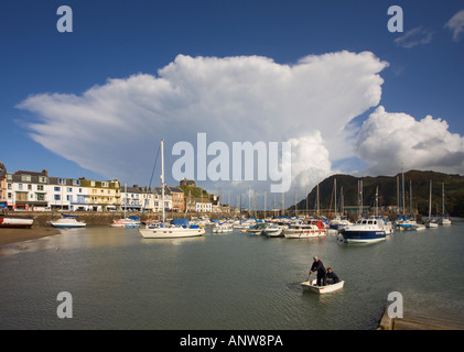 Barche e yacht in porto verso Hillsborough sulla destra con spettacolare a forma di incudine la formazione di nube Ilfracombe Devon UK Foto Stock