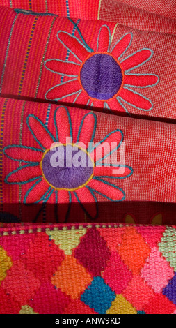 Dettaglio del messicano huipil ricamati con motivi floreali in Chiapas Foto Stock