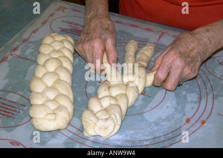 Donna anziana trecciatura Finn bun impasto maggiore Sudbury Ontario Foto Stock