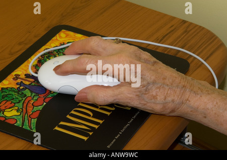 Donna anziana la mano sul mouse del computer maggiore Sudbury Ontario Foto Stock
