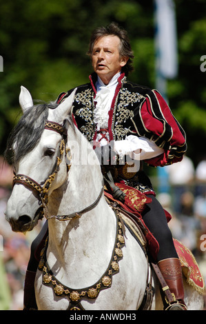 Nobile medievale in costume medievale passeggiate a cavallo bianco, cavaliere festival Ritterspiele Kaltenberger, Kaltenberg Foto Stock