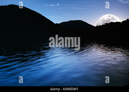 Luna crescente sopra l'orizzonte di Jezero al crepuscolo Stumpna Bosnia Erzegovina Europa orientale Foto Stock