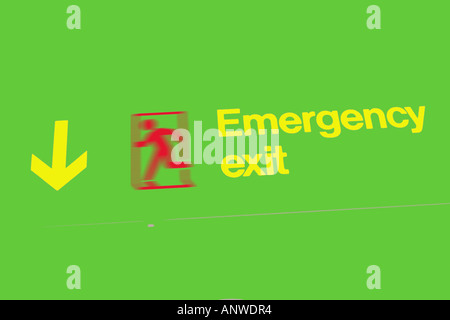 Uscita di emergenza con il segno di colore avanzata Foto Stock