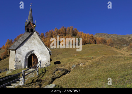 Gotic chiesa st.nikolaus, villaggio di montagna rojen (2000m), alto adige, italia Foto Stock