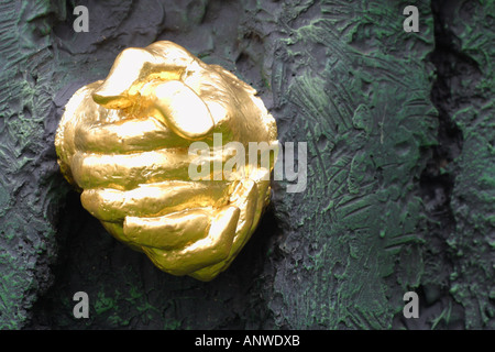 La Sentinella scultura di Philip Jackson dettaglio chiudere fino di mani d'oro Foto Stock