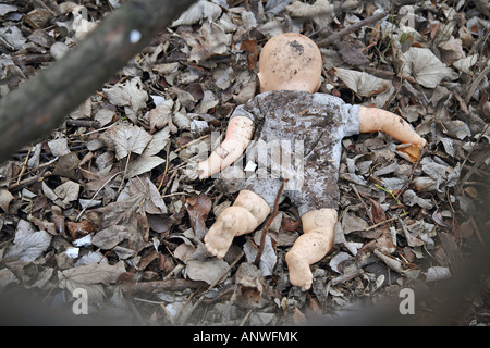 Un bambino la bambola con il lato stampato rivolto verso il basso nel sottobosco Foto Stock