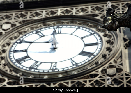 Gargoyle orologio si affaccia sulla Cattedrale di Manchester Foto Stock