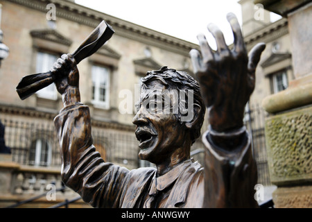 La statua di altoparlanti di Custom House a Belfast, Irlanda del Nord scolpito da Gareth Knowles Foto Stock