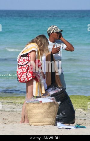 L'uomo vendere materiale sulla spiaggia di Djerba,Tunisia. Foto Stock