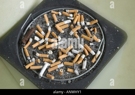 Posacenere ash-tray con molte cicche Foto Stock